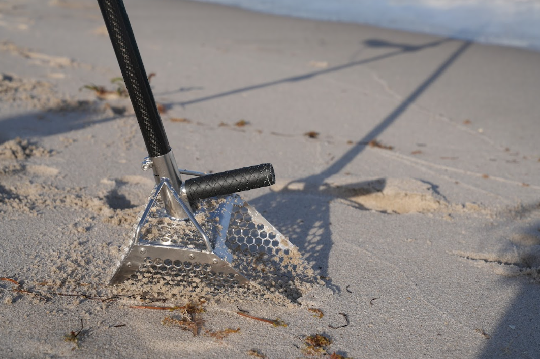 Best Sand Scoops for Metal Detecting: Review – ckgscoop